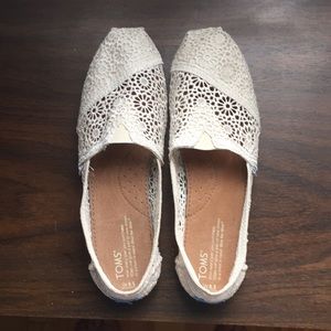 Toms lace slip-ons size 8.5W. Like new